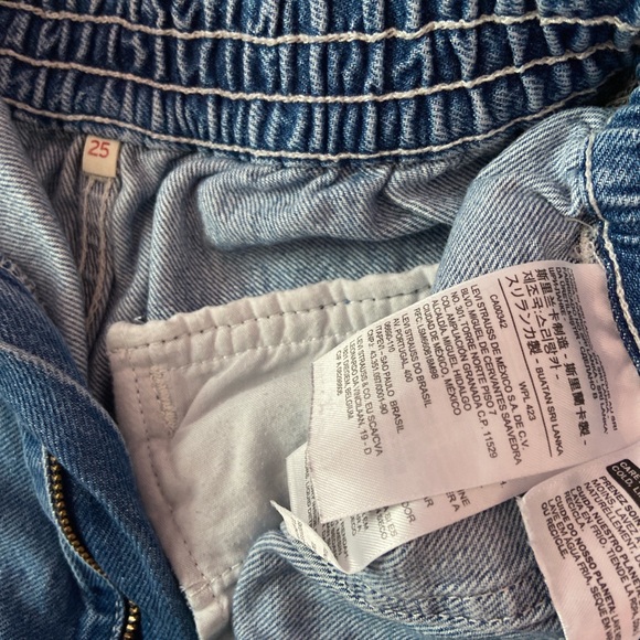 Levi’s Women’s High Waist A-Line Shorts - Picture 3 of 3